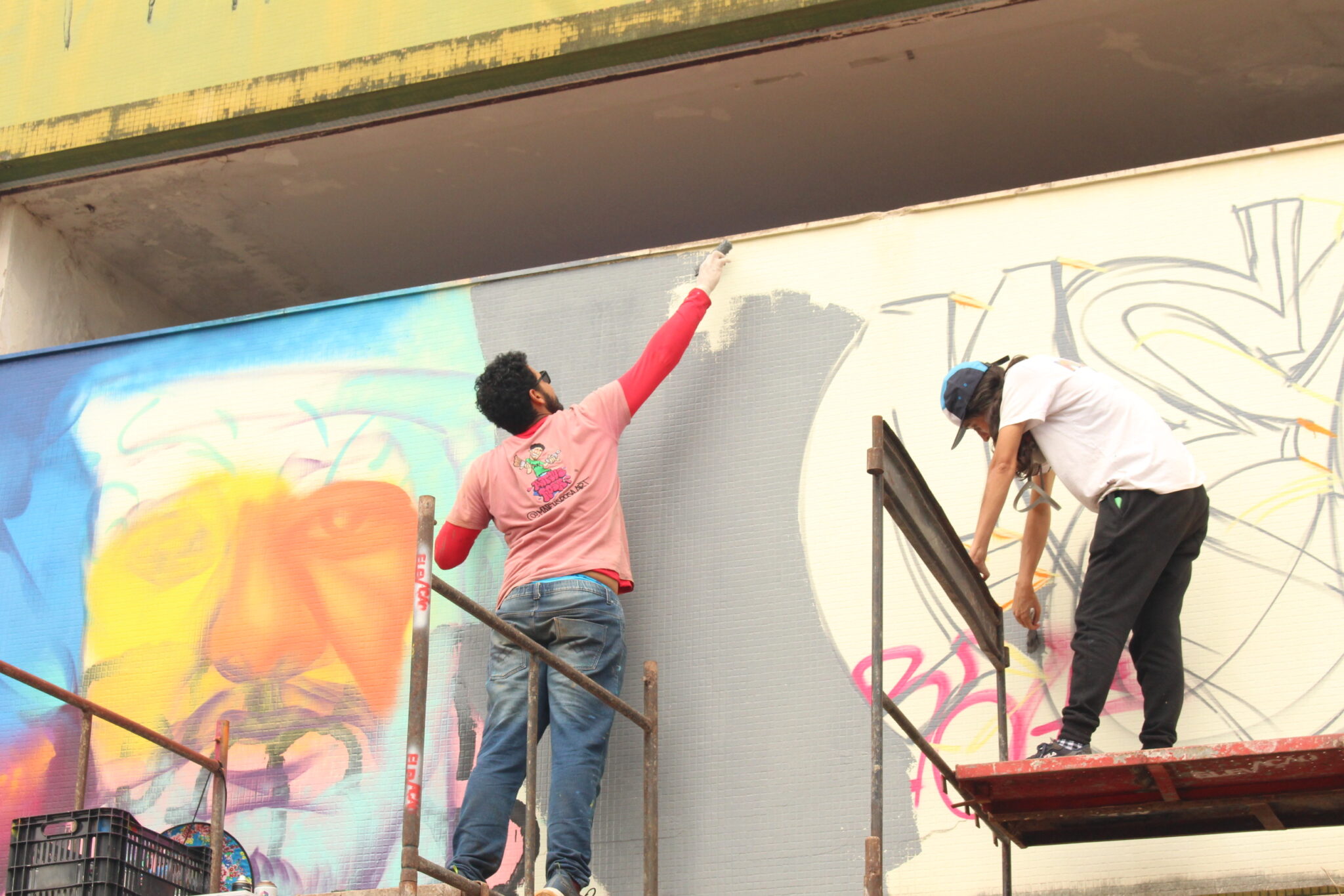 Artistas grafitam o prédio do antigo aeroporto de Maringá na Virada