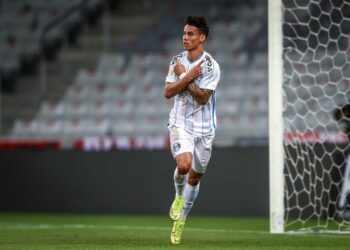 Ferreira decide, Grêmio vence e encosta no pelotão de frente no Brasileirão