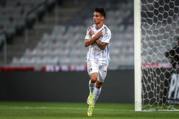 Ferreira decide, Grêmio vence e encosta no pelotão de frente no Brasileirão