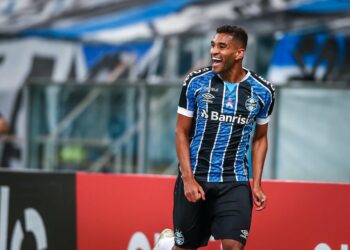 Isaque decide para o Grêmio no confronto de ida da Copa do Brasil