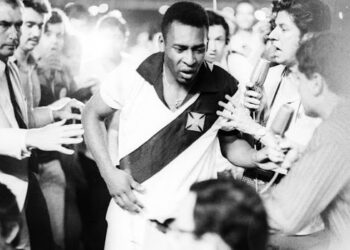 Jogo entre Santos e Vasco da Gama, no Rio de Janeiro, no qual Pelé (centro) marcou seu milésimo gol em cobrança pênalti. Rio de Janeiro, 19/11/1969. Foto: AE