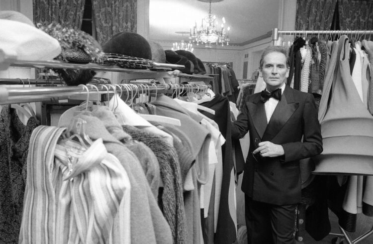 Pierre Cardin no camarim do Hotel Pierre em Nova York, em foto de outubro de 1975
