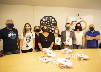 O reitor e a diretora da DaD com a equipe que produziu a revista