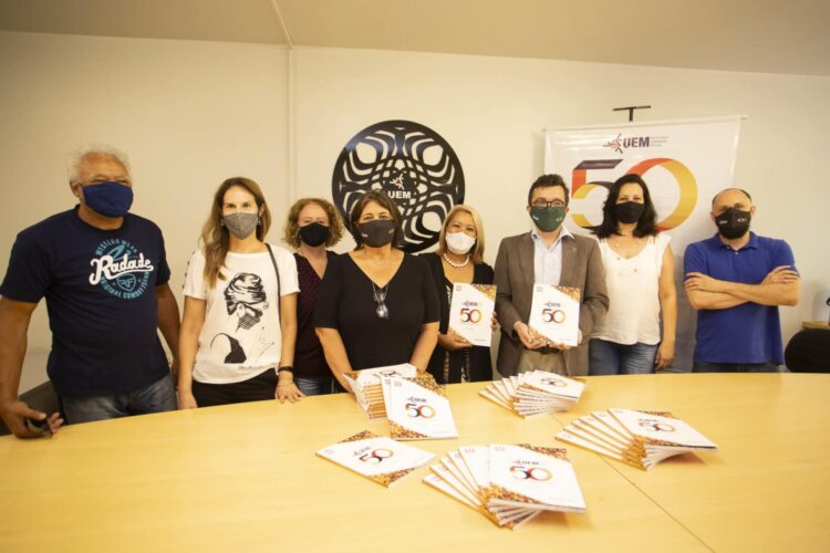 O reitor e a diretora da DaD com a equipe que produziu a revista