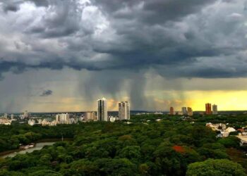 Domingo em Maringá será de céu nublado e pancadas de chuva