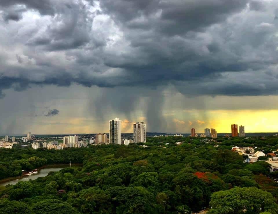 Domingo em Maringá será de céu nublado e pancadas de chuva