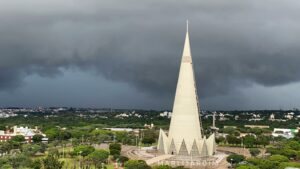 Segunda-feira em Maringá será de céu nublado e pancadas de chuva