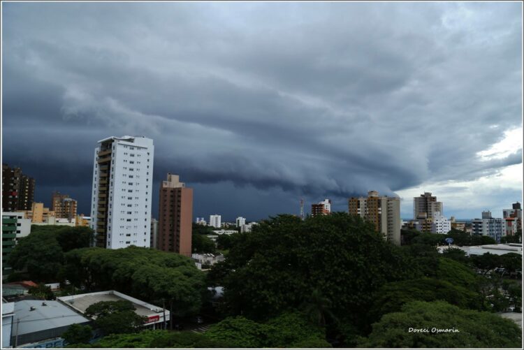Quarta-feira em Maringá será de céu nublado e pancadas de chuva