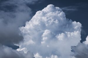 Segunda-feira em Maringá será de céu nublado e pancadas de chuva
