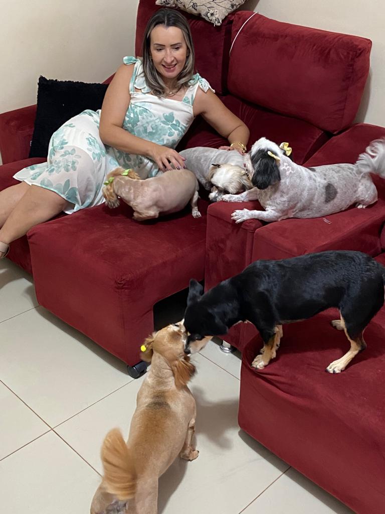 Eliana e algumas das suas cachorras. Eu nasci com o amor pelos animais, não surge de uma hora para outra e nem do dia para a noite.” – ARQUIVO PESSOAL