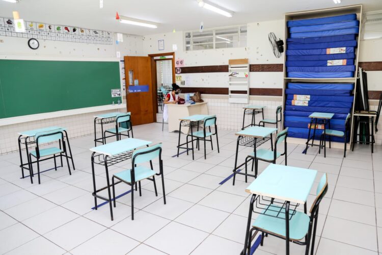 Aulas nas escolas públicas e privadas de Maringá continuarão proibidas