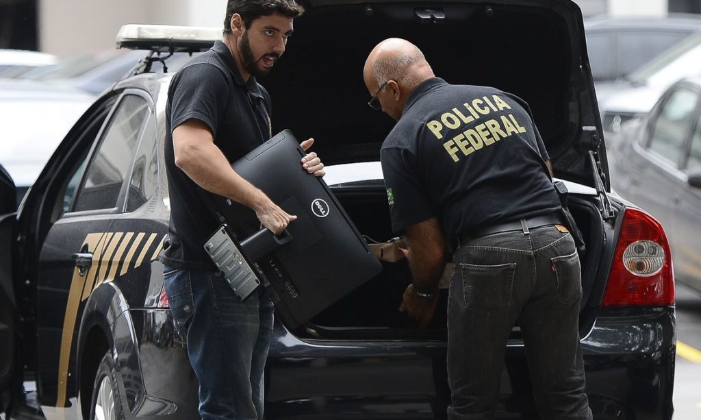Polícia Federal cumpre mandados no Paraná