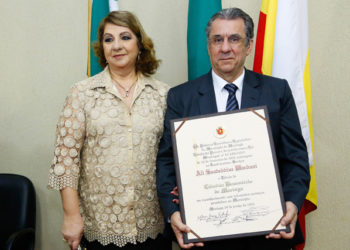 Ali Wardani e a mulher Jamile quando recebeu título de Cidadão Benemérito de Maringá, na Câmara Municipal