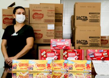 Ação solidária dos servidores entrega 3,2 mil caixas de bombons para saúde