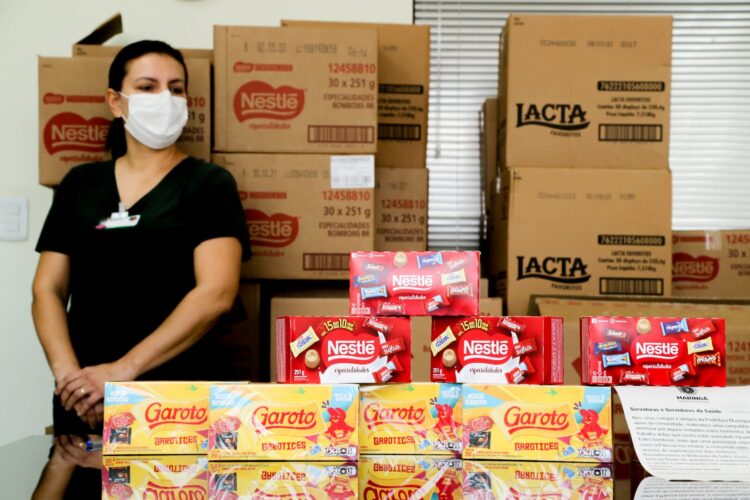 Ação solidária dos servidores entrega 3,2 mil caixas de bombons para saúde