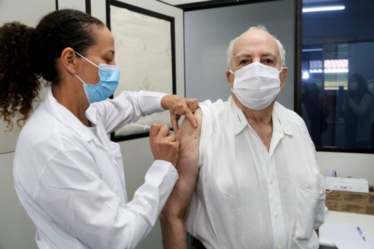 Secretaria de Saúde de Maringá receberá 4.400 imunizantes CoronaVac nesta sexta-feira