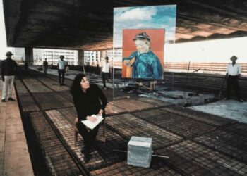 A arquiteta Lina Bo Bardi em meio a execução de uma de suas mais famosas obras, o MASP (Museu de Arte de São Paulo) / Foto: Acervo MASP