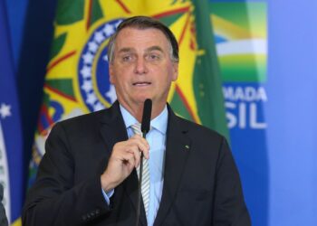 Bolsonaro cogita desistir da eleição de 2022 se não tiver voto impresso