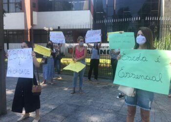 MANIFESTANTES. Em busca de um ensino melhor, professores e mães protestam em frente a Câmara Municipal para o retorno do ensino presencial na cidade. FOTO-LU OLIVEIRA