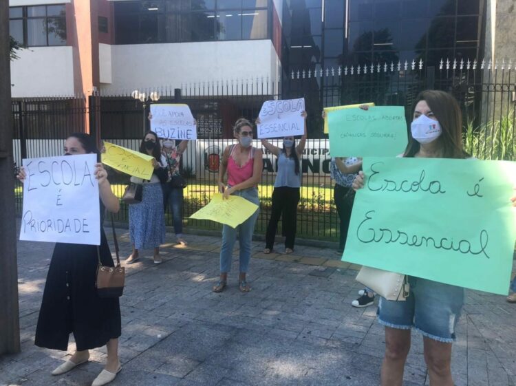 MANIFESTANTES. Em busca de um ensino melhor, professores e mães protestam em frente a Câmara Municipal para o retorno do ensino presencial na cidade. FOTO-LU OLIVEIRA