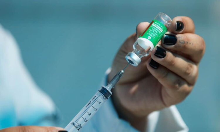 SAÚDE.  O objetivo da Prefeitura é obter vacinas de todas as fontes possíveis para imunizar mais rapidamente toda a nossa população. FOTO-AGÊNCIA BRASIL