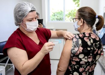 Imunização hoje em Maringá continua para idosos com 62 ou mais