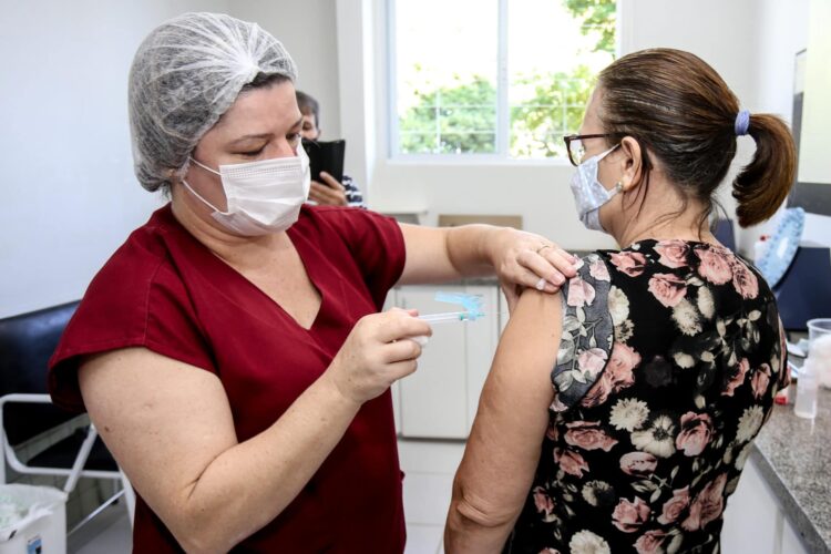 Imunização hoje em Maringá continua para idosos com 62 ou mais