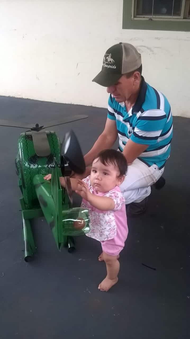 Iguaraçuense transforma pneus reciclados em arte