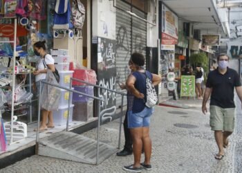 Comércio varejista cresce 0,6% em fevereiro, diz IBGE