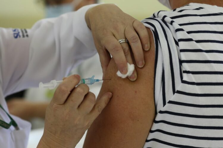 63 cidades do Paraná já começaram vacinar idosos com 60 anos em combate ao coronavírus