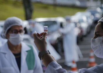 Imunização aos fins de semana em combate ao coronavírus equivale a 10,7% das doses aplicadas no Paraná