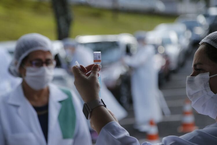 Imunização aos fins de semana em combate ao coronavírus equivale a 10,7% das doses aplicadas no Paraná