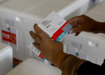 Novas doses de imunizantes em combate ao coronavírus começam a ser distribuídas para as 22 Regionais de Saúde do Paraná hoje