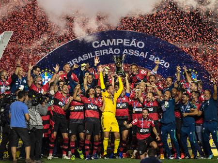 Comemoração do Flamengo ao time receber o troféu do brasileirão 2020.