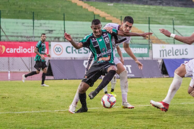 GOL. Com esse triunfo, o Maringá afastou de vez a possibilidade de rebaixamento. Crédito das fotos: Fernando Teramatsu / MFC