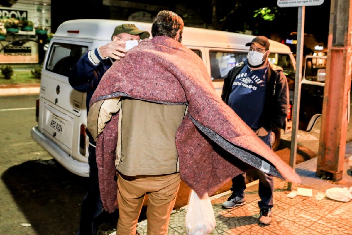 Moradores de rua de Maringá são atendidos em noites de frio