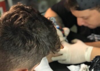 VITRINE.  O tatuador Eduardo Favaro iniciando um de muitos trabalhos. FOTO-ARQUIVO PESSOAL