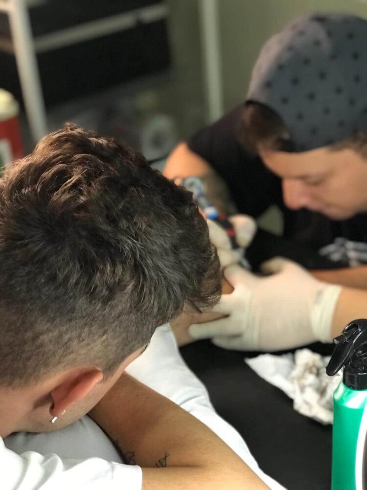 VITRINE. O tatuador Eduardo Favaro iniciando um de muitos trabalhos. FOTO-ARQUIVO PESSOAL