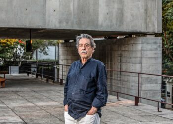 O Arquiteto Paulo Mendes da Rocha em frente ao MuBE (Museu Brasileiro da Escultura e Ecologia) em São Paulo, projeto de sua autoria. (Foto: Ricardo D'angelo)