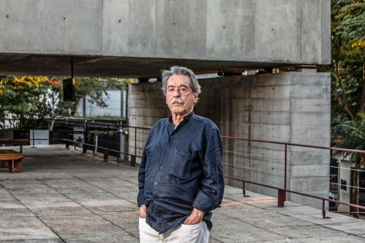 O Arquiteto Paulo Mendes da Rocha em frente ao MuBE (Museu Brasileiro da Escultura e Ecologia) em São Paulo, projeto de sua autoria. (Foto: Ricardo D'angelo)