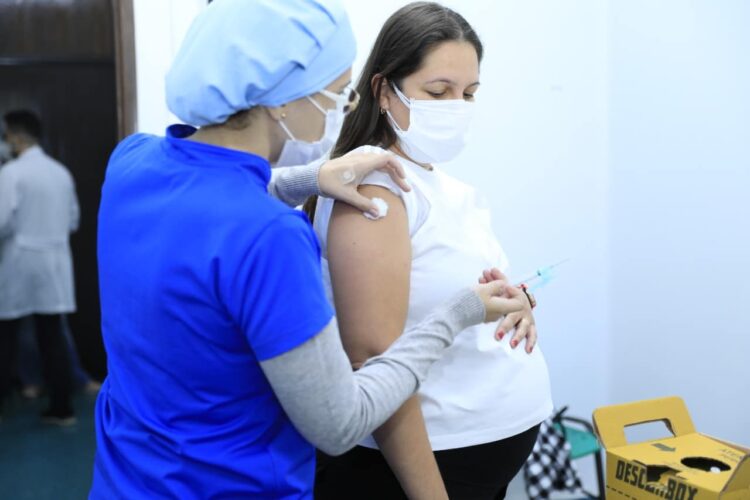 Imunização em combate ao coronavírus em Maringá desta terça-feira segue para gestantes e pessoas com comorbidades