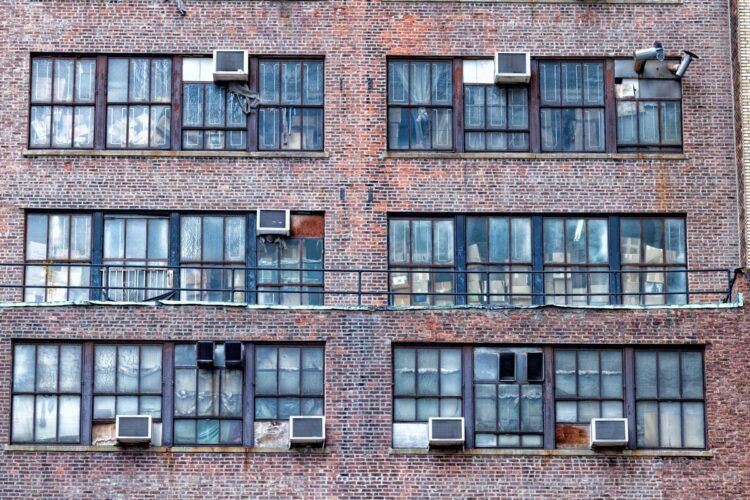 Máquinas de ar-condicionado chamam atenção em fachada / Fonte: Shutterstock
