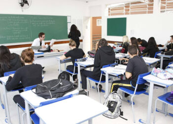 Aulas presenciais da rede estadual de ensino do Paraná retornam de maneira gradativa a partir da próxima segunda-feira