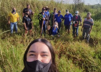 Voluntários de Santa Fé plantam 80 mudas de árvores próximo ao Rio Bandeirantes