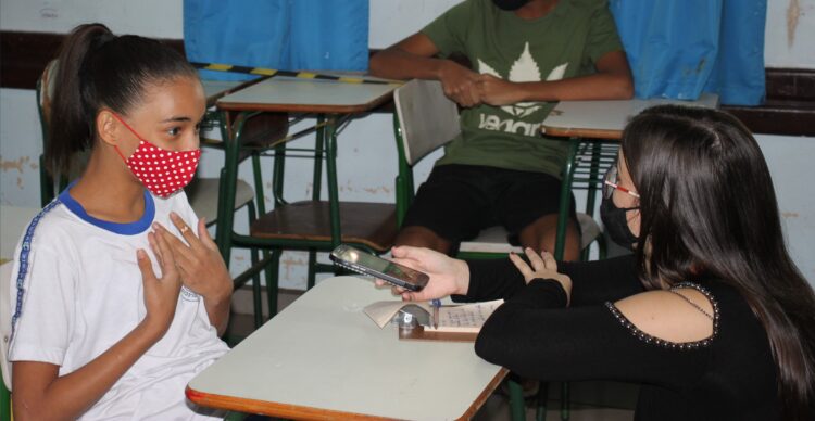 Karoliny Alves dos Santos, 12, gosta de ler sobre o mundo dos famosos. A parte que mais chama a atenção dela na leitura é a moral da história, pois tem facilidade de perceber a mensagem transmitida. “Eu levo várias coisas para a minha vida”, diz.