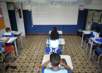 Alunos e professores das redes públicas do Brasil terão acesso à internet segundo lei