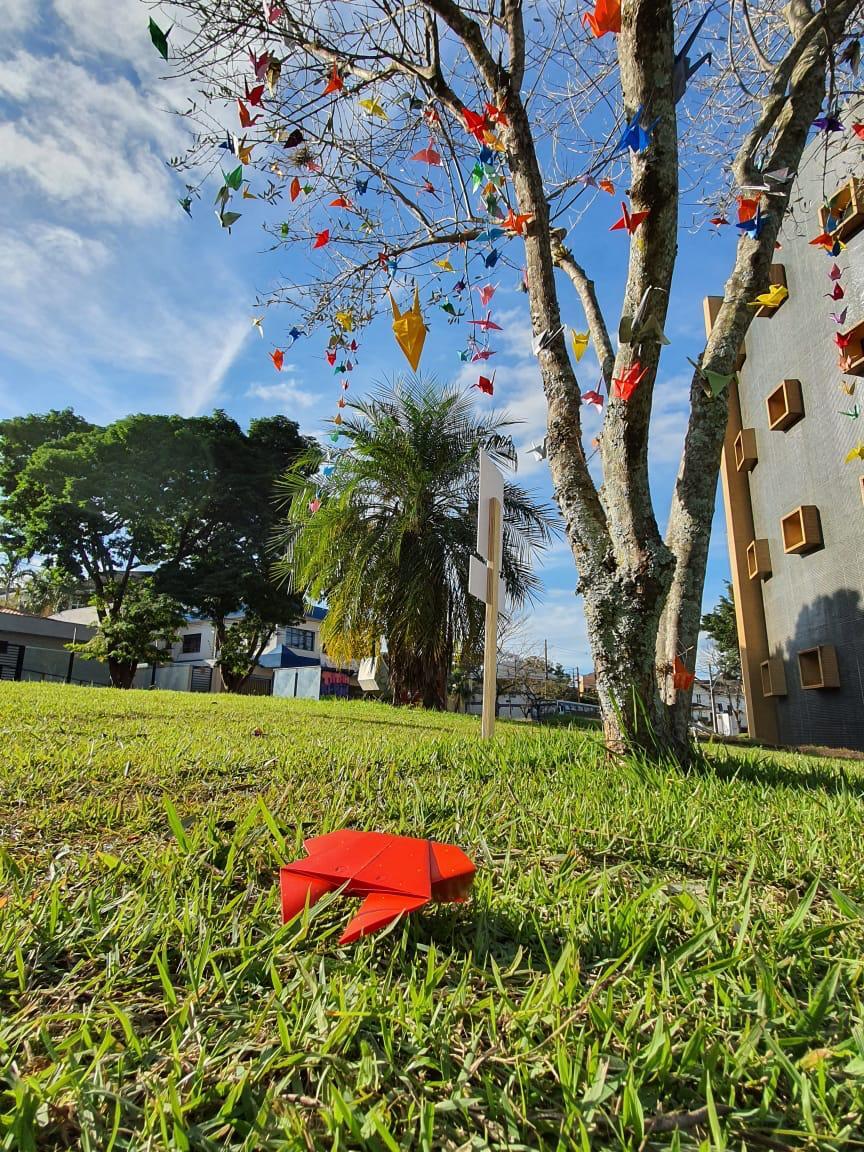 Artista maringaense promove exposição de tsurus em árvores na frente do Teatro Calil Haddad