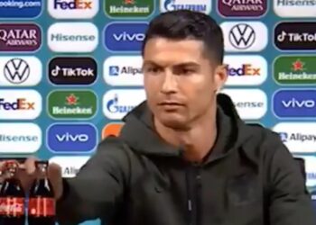 Cristiano Ronaldo retira garrafas de Coca-Cola