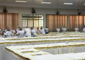 Famoso bolo de Santo Antônio de Maringá volta a ser distribuído depois de um ano