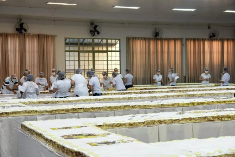 Famoso bolo de Santo Antônio de Maringá volta a ser distribuído depois de um ano